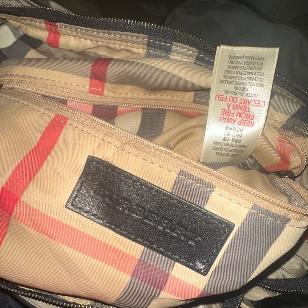 Burberry shoulder tote very spacious - Picture 9 of 10